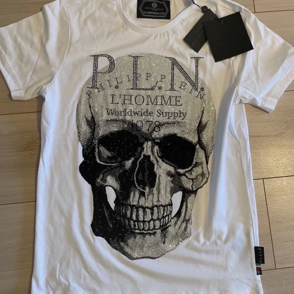 Platinum Cut Skull - storlek S.    Nypris: 7719 kr  . T-shirts.