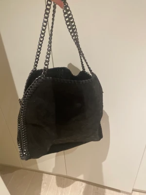 Väska  - Väska från SHEIN som jag köpte för 350 men säljer för 300 då jag aldrig har använt den och den är i nyskicka. Den är stor och rymlig och man får plats med en dator. 