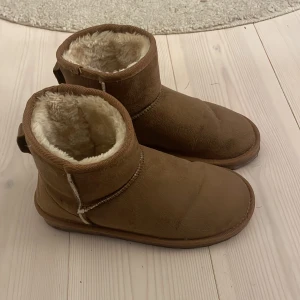Uggs - Säljer mina uggs liknande skor. Använda fåtal gånger alltså i fint skick. Storlek 37 men passar mig som brukar ha 38😇