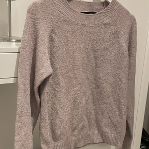 Rosa stickad - Väl använd, gammalrosa i färgen