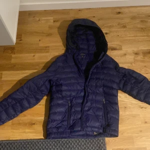 Ralph lauren dunjacka - Knappt använd Ralph lauren jacka. Har en liten skada på armen men går att laga. Tveka inte att höra av dig om du har några frågor 