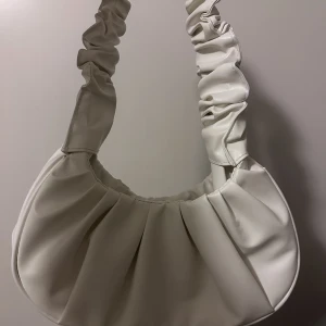 Väska - Fin väska som passar till nästan allt! Aldrig använt