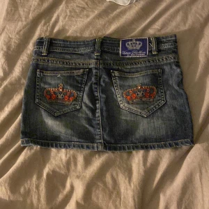 Victoria Beckham  - Denna tjol köpte jag men vart inte nöjd och hade inte lusten att lämna tillbaka köpte den för ungefär 1300kr men säljer den för 200kr jag köpte den för ungefär ett två år sedan men vill typ bara bli av med den. 