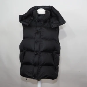Burberry väst  - Knappt använd burberry väst i storlek Xs men den sitter som en S / Smal.   Super fin väst, inga skador.  Priset är redan lågt! Nypriset ligger på ca 16 000kr.