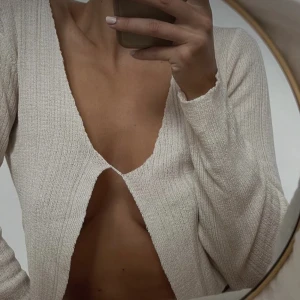 Beige festlig topp - Beige super snygg topp från NA-KD💓 Storlek S-M. Hur snygg som helst! 