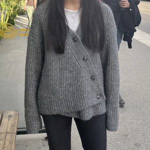 &otherstories tröja - Säljer min ursnygga stickade tröja från &otherstories❣️ perfekt nu till hösten och vintern!!! Köpt för 1300