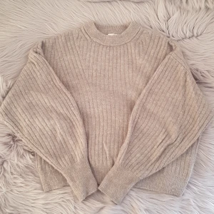 Stickad tröja  - Säljer en grå stickad tröja med balång armar  Super snygg men gärgen passar inte riktigt mig så säljer den vidare 💖 Inga täcken på användning och har max använts 3 gånger