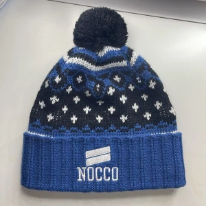 Nocco mössa (bud) - En snygg mössa från nocco som inte går att köpa i princip nyskick, knappt använd. Kom med bud privat! Vid frågor eller fler bilder skicka privat