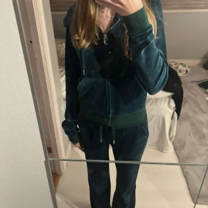 Grönt juicy sett - Säljer grönt juicy sett i storlek Xs/S använd fåtal ggr där av inga defekter. Nypris 2700kr