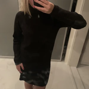 Stickad klänning - Jättemysig och fin stickad polo klänning från Pieces. Den är helt oanvänd med lapparna kvar! Endast testad. Storlek xs men passar normal S samt M om man vill ha den lite tightare. Nypris 400🥰