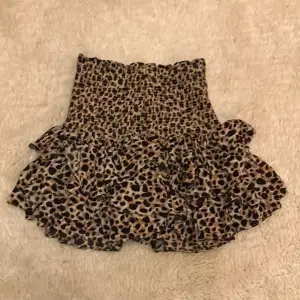 Trendig Leopardmönstrad Kjol. Superbra skick och knappats använd. Jag har även andra kjolar ute till salu, om du köper flera sänker jag priset. Ursprungliga priset: ~1000