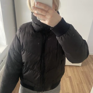 Monki jacka - Jag säljer min jättefina puffer jacka i storlek XS från Monki❤️‍🔥Köparen står för frakten!