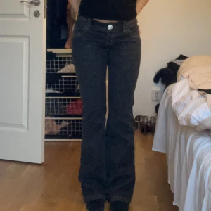 jeans  - skitsnygga bootcutjeans, mörkgråa, köpt secondhand men väldigt bra skick. Lågmidjade med jättefina detaljer🩷