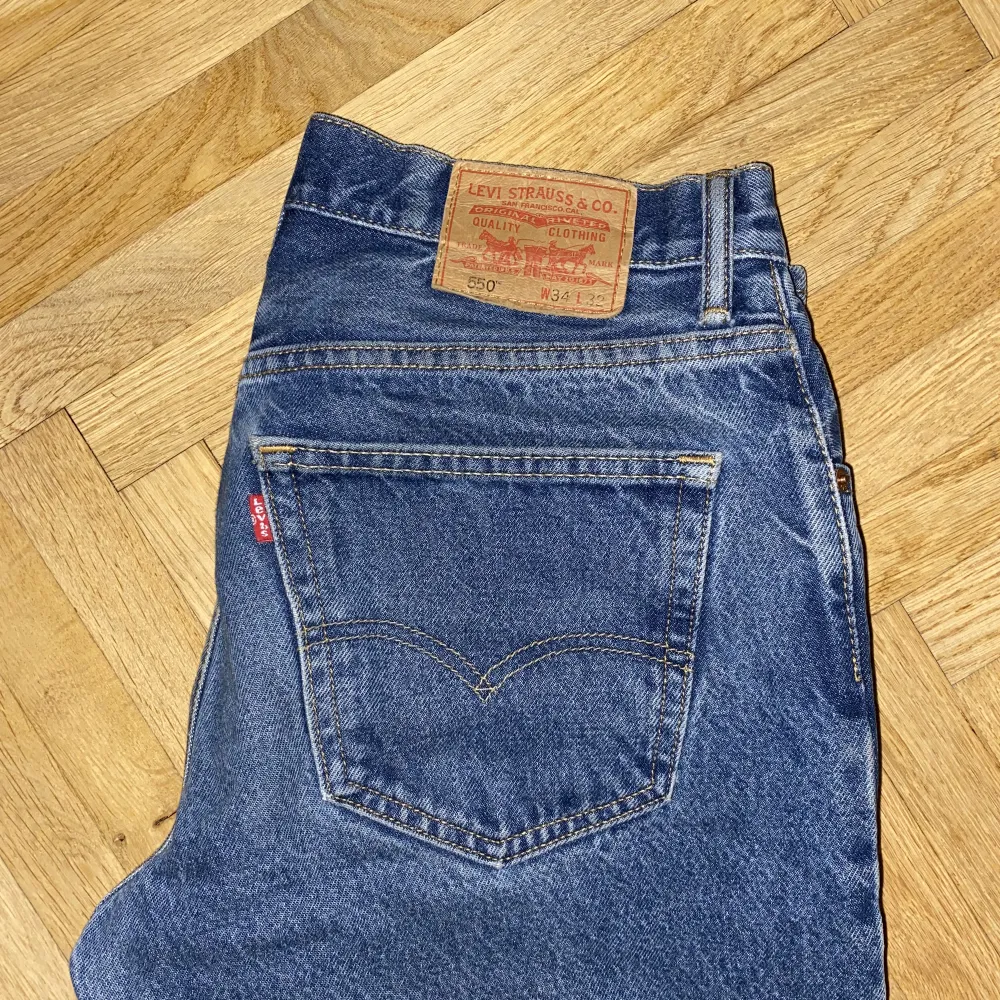 Mina perfekta oversized Levi’s 550, jag bär de som baggy low waist men går också att bära mer som momjeans beroende på din strl. Jeans & Byxor.