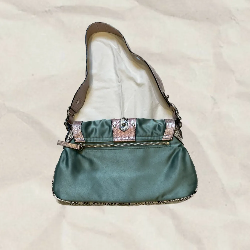 Brand: Guess Size: (W) 26cm × (H) 18cm × (D) 7cm   Material: Linen and snake like Leather.    This vintage 2000s turquoise Guess bag is made out of faux leather and linen. . Väskor.