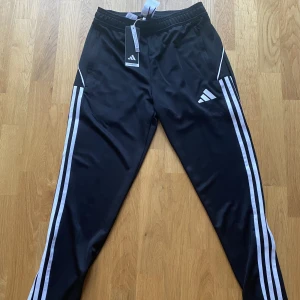 Adidas träningsbyxor - Slim fit Aldrig använda med lappen kvar 