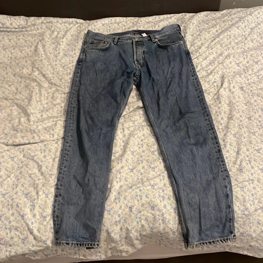 Jag säljer 3 par weekday jeans(Baggy, loose jeans) i bunt. Men enskilt köps ett par jeans för 200 kr, men all tre tillsammans för 500 kr. Jeansen är använda men har inga defekter direkt. För mer info, kom privat🤝. Jeans & Byxor.