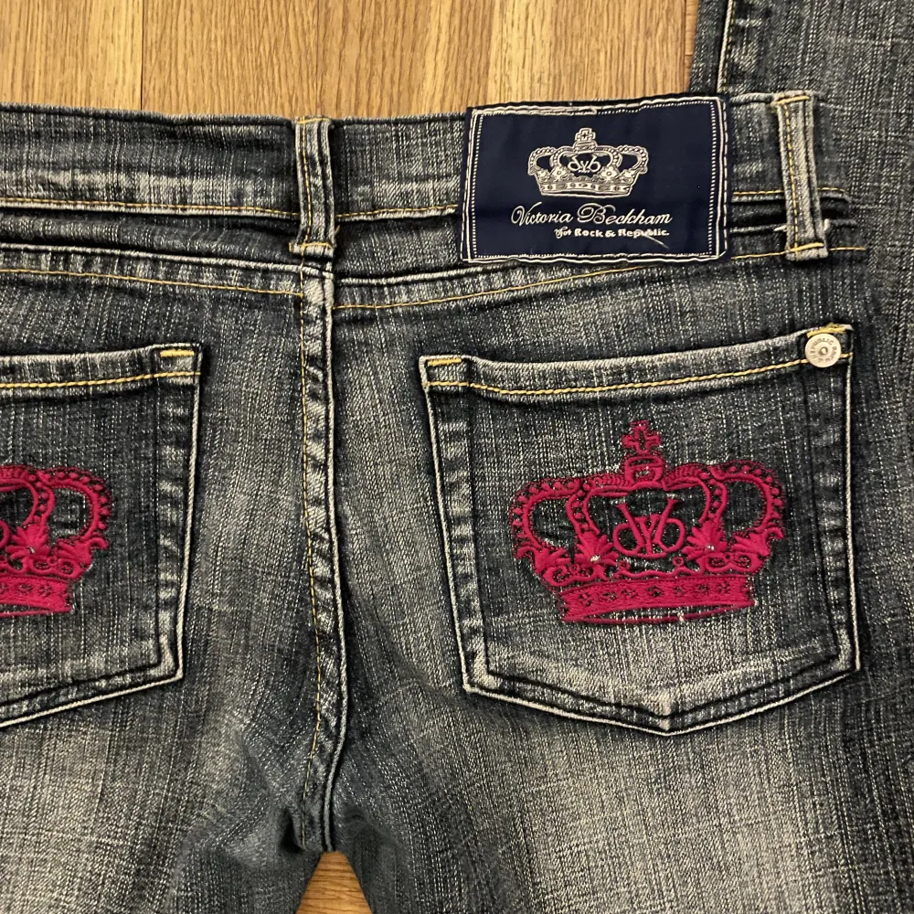 Lågmidjade bootcut jeans ifrån Victoria Beckham Jeansen har defekter längst ner på benen, men kan lätt sys ihop. Skriv för närmare bilder på slitningarna!. Jeans & Byxor.