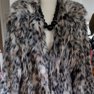 Härlig varm pälsjacka - Perfekt Nu Till hösten och vintern med en varm go tröja under 