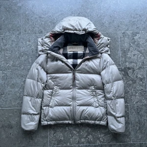 Burberry puffer - Säljer nu denna extremt schyssta burberry vinterjackan. Storlek L, sitter som en M. Inga skador eller liknande någonstans på jackan, bra skick (8,5/10). Tveka inte på att höra av dig ifall du har frågor!