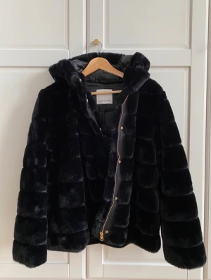 samsöe samsöe  - Kappa/ Jacka fuskpäls samsöe samsöe storlek medium passar även small beroende hur man vill ha den. använd vid ett tillfälle så det är i kanon skick.  kommer från djur o rökfritt hem  Priset kan diskuteras vid smidigt affär  