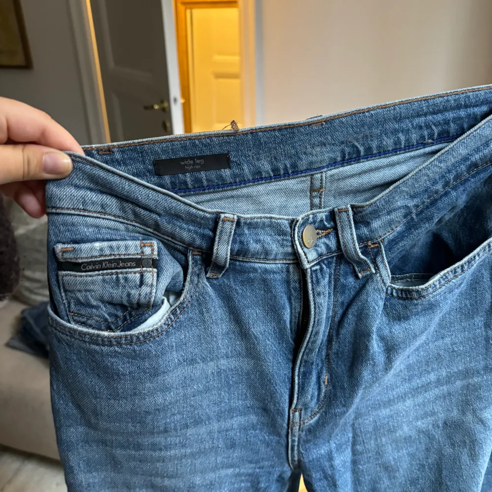 Raka Calvin klein jeans i modellen wide. Storlek 25/30.. Jeans & Byxor.