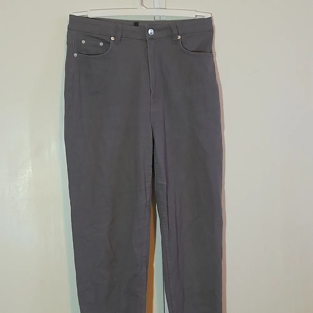 Gråa byxor i jeansliknande material, använts en hel del men varan är fortfarande i bra skick.. Jeans & Byxor.