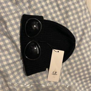 C.P company mössa - Den är helt ny riktigt Nice bara testad 1 gång kvalite 10/10 säljer därför att min kusin inte vill ha den. One size men passar alla. Pris kan diskuteras 