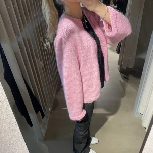 Stickad kofta  - Så sjukt söt stickad kofta som jag köpt secondhand men det finns inga lappar i den så jag är rätt säker på att den är handgjord🥰 Den är i bra skick