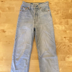 Levi's jeans ribcage straight  - Knappt använda, ser ut och känns som nya, säljer pågrund av för små. Hög midja 