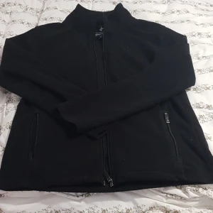 cross sportswear fleece - Jag säljer cross sportswear fleece som jag köpta från stadium i storlek 158-164. Den är i jätte bra skick. Köparen står för frakt.