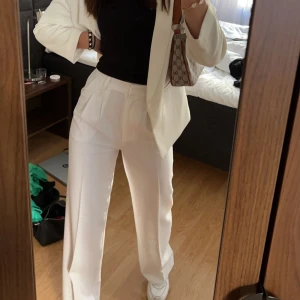 Kostymbyxor  - Super bekväma kostymbyxor från bikbok. S men passar även M. Nypris 599. Säljs för 250kr. Är 170cm.  Skriv för fler bilder! 💗