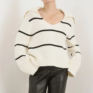 Lindex Stickad - Helt OANVÄND stickad tröja från Lindex säljer pågrund av den va stor på mig.  Säljer även en svart om ni är intresserade 💕  