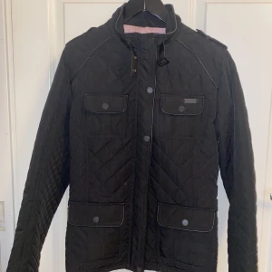 Rock and blue höst/vår jacka  - Svart/rosa jacka från rock and blue. Oanvänd.