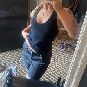 Svart linne öppen rygg svart  - Svart linne me öppen rygg, lite u ringat 