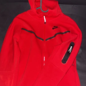 Nike tech fleece tröja / röd / storlek Xl 164-170 cm barn storlek  - Nike tech fleece använd 4-5 gånger fläckfri 