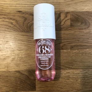 Sol De Janiero 68 - Vill gärna byta mot sol de janiero 40, om ni är intresserade av att köpa kan man föreslå ett pris via kontakt knappen. Ungefär 45 ml kvar av 90 ml. Tryck ej på köp nu, köparen står för frakten och jag ansvarar inte över postens slarv.❤️❤️Ny pris 249 kr❤️❤️