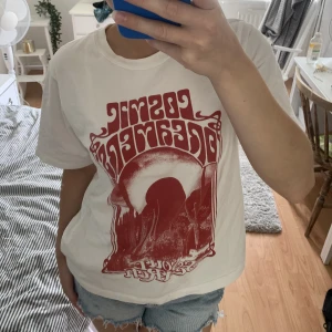 Tshirt - Fin tröja från bikbok med tryck på, jätte jätte skön är den!