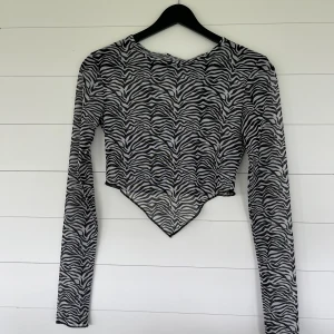 Mönstrad mesh top  - Oanvänd tröja i zebramönster, lappar sitter kvar! Stretchigt material,  Strl xxs. Köparen står för frakten :) 