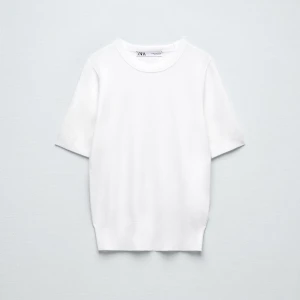 Söt tröja från mango ❤️ - Säljer min fina stickade T-shirt från mango ! Den är väldigt lik zara modellen och den på bilden fast den är från mango ❤️‍🔥 köpte för 149 säljer för 100 kr ❤️