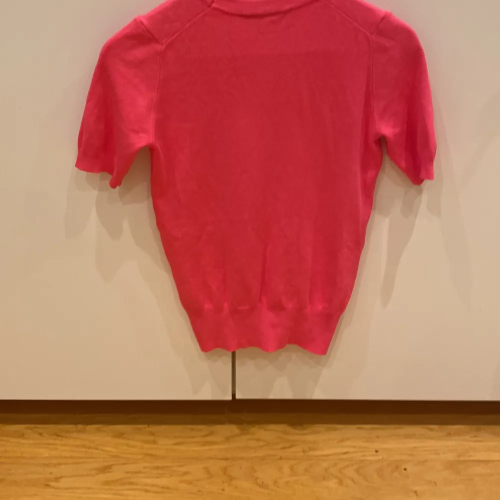 Superfin rosa Zara tröja som är onandvänd. Köparen står för fraketen.. Tröjor & Koftor.