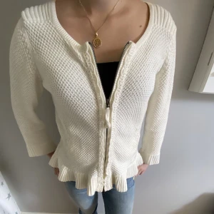 Vit odd Molly kofta - Söt vit kofta med volang ner till från odd molly. Den är i storlek 2 vilket motsvarar M. Jag har storlek S så den är lite stor på mig. 