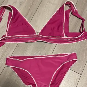 Super fin bikini från hunkeMöller. Bikini ropen är i stolek M. Under delen är i stolek M. Använda en gång. Köparen står för frakt💕🤗