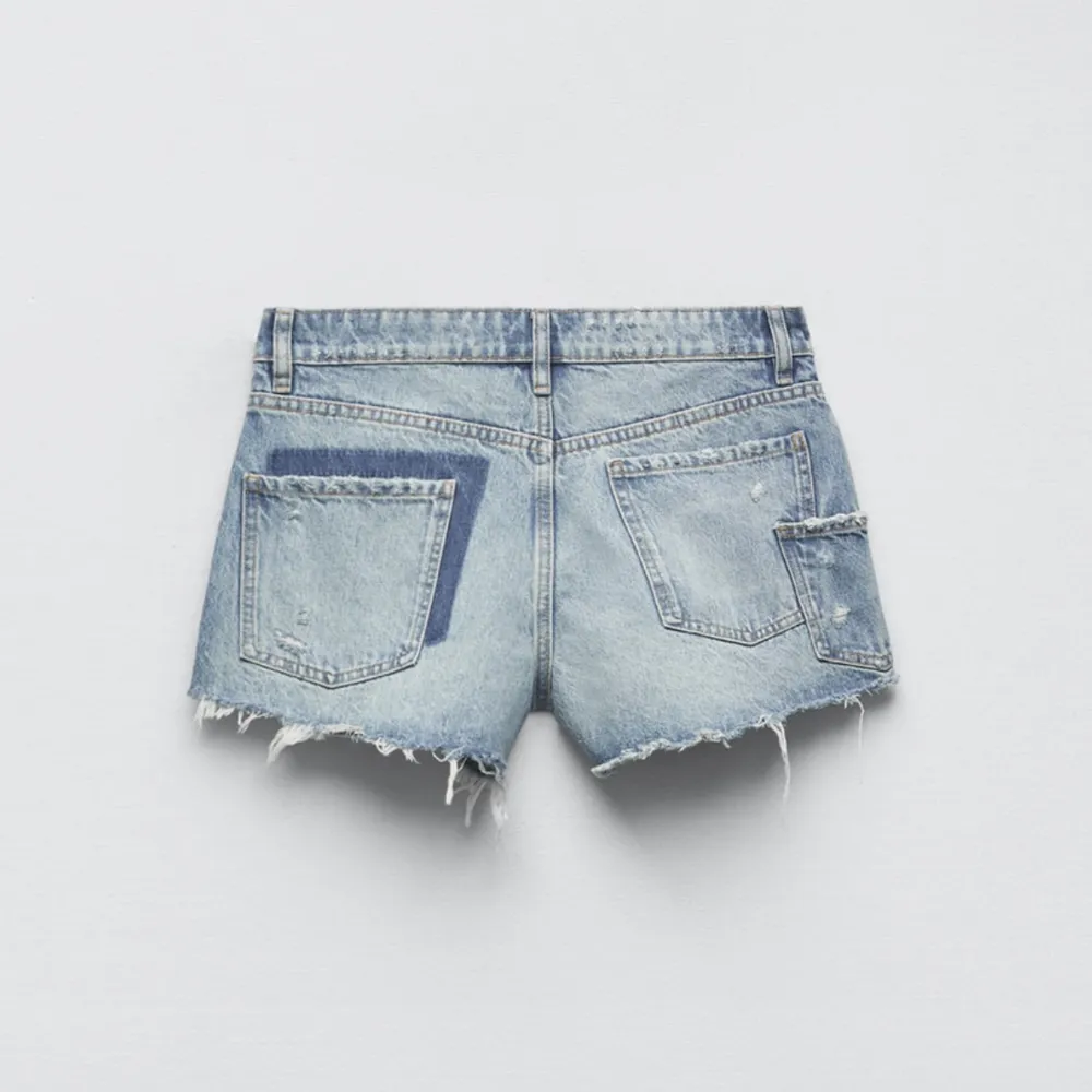 zara jeans shorts i storlek 38. använt 2-3 gånger. sitter bra på mig som är 170. skriv för egna bilder❤️. Shorts.