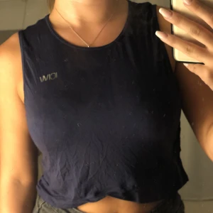 Träningstop - Från iciw (icaniwill) Eftersom den varit i garderoben är den skrynklig! Kom privat för mer info! Köpare står för frakt!