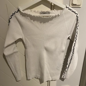 Tröja - Vit ribbad tröja zara i storlek S