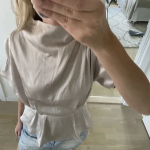 Siden topp hm - Hej, pga att den ej passade mig säljer jag denna siden topp från hm. Storlek xs! 210kr? Använd gärna köp nu!