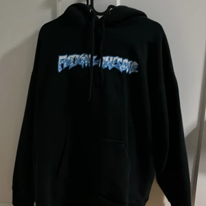 Fucking Awesome Hoodie - Säljer denna Hoodie från Fucking Awesome/Fa i bra skick inga flaws. Storleken är Xl men sitter som en L. Skriv vid eventuella frågor.