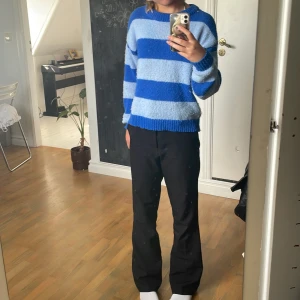 Blå randig stickad tröja - En stickad tröja med ränder💙. Den är i Xs men den är väldigt stretchig så jag skulle säg den passar för de som har S också. Använd några gånger men i bra skick. Den är dock en aning nopprig under armarna men   det syns inte mycke.😊köparen står för frakten