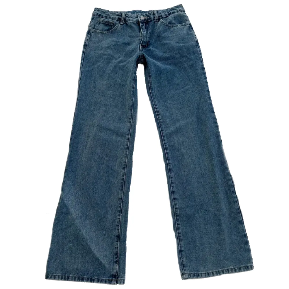 Lågmidjade baggy / vida jeans som jag säljer pga att de är tyvärr för stora på mig. Aldrig haft på mig dem. Midjemått - 74 cm Innerbenslängd - 80 cm. Finns inga defekter 😊💗. Jeans & Byxor.